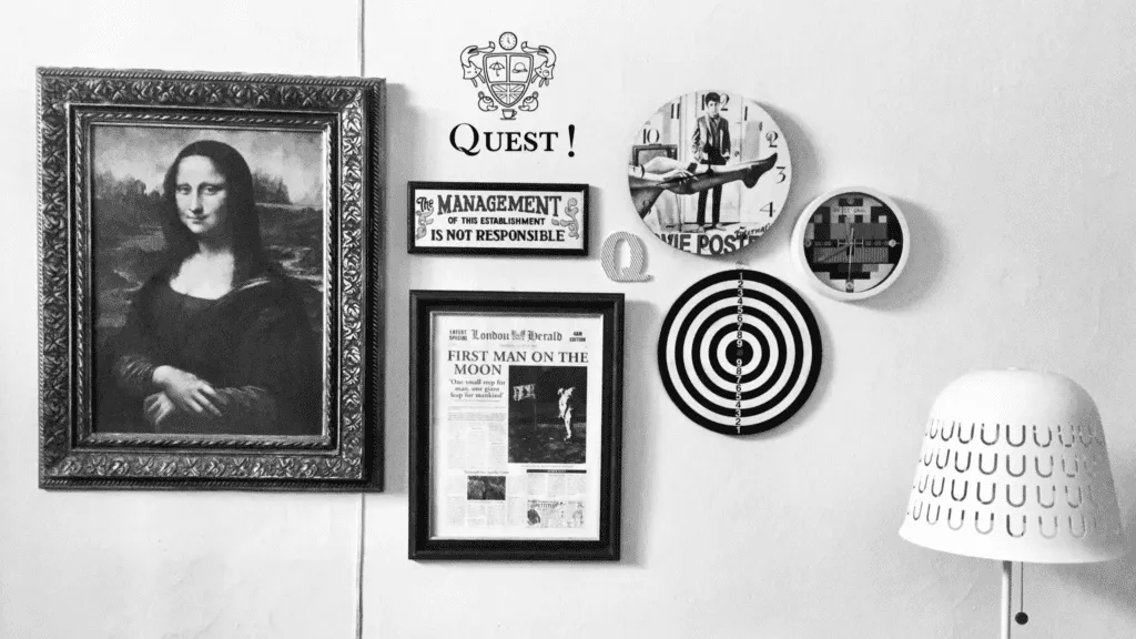 pared academia quest! clases de ingles en tenerife con cuadros de la mona lisa, una diana, reloj...