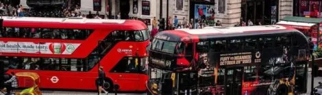 centro de londres con autobuses rojos