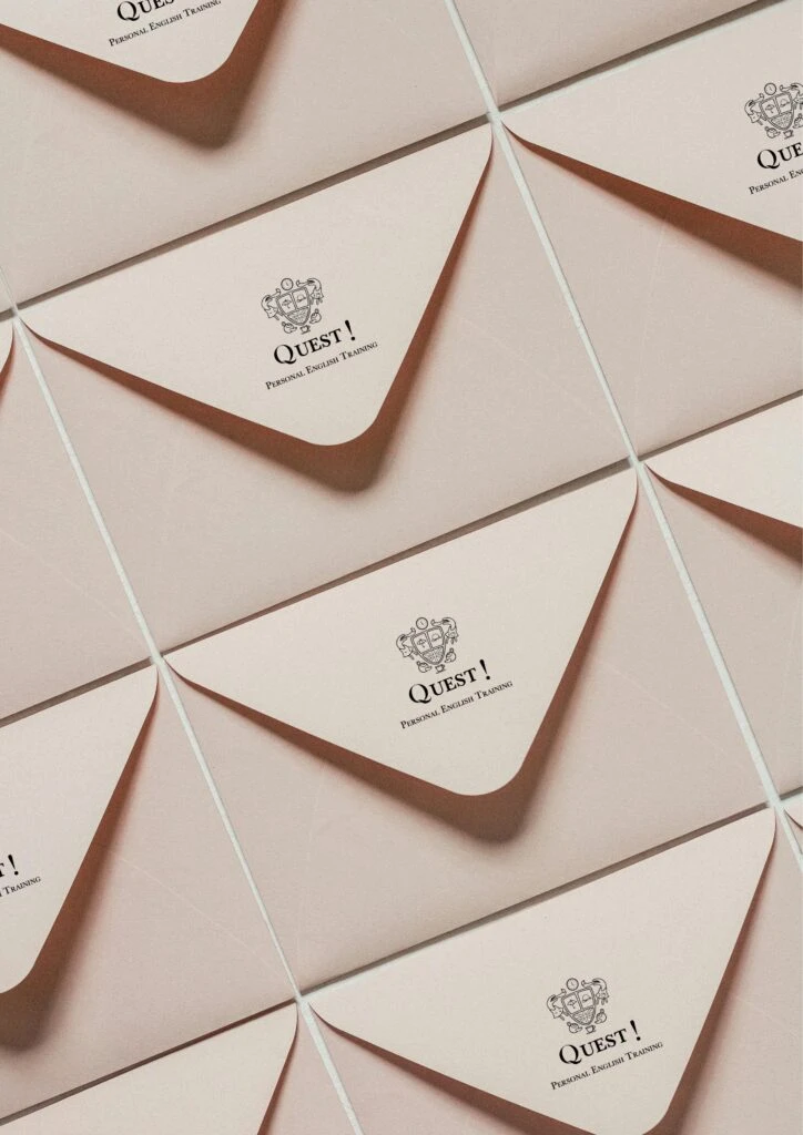 Sobres sellados con el logotipo de Quest! Personal English Training