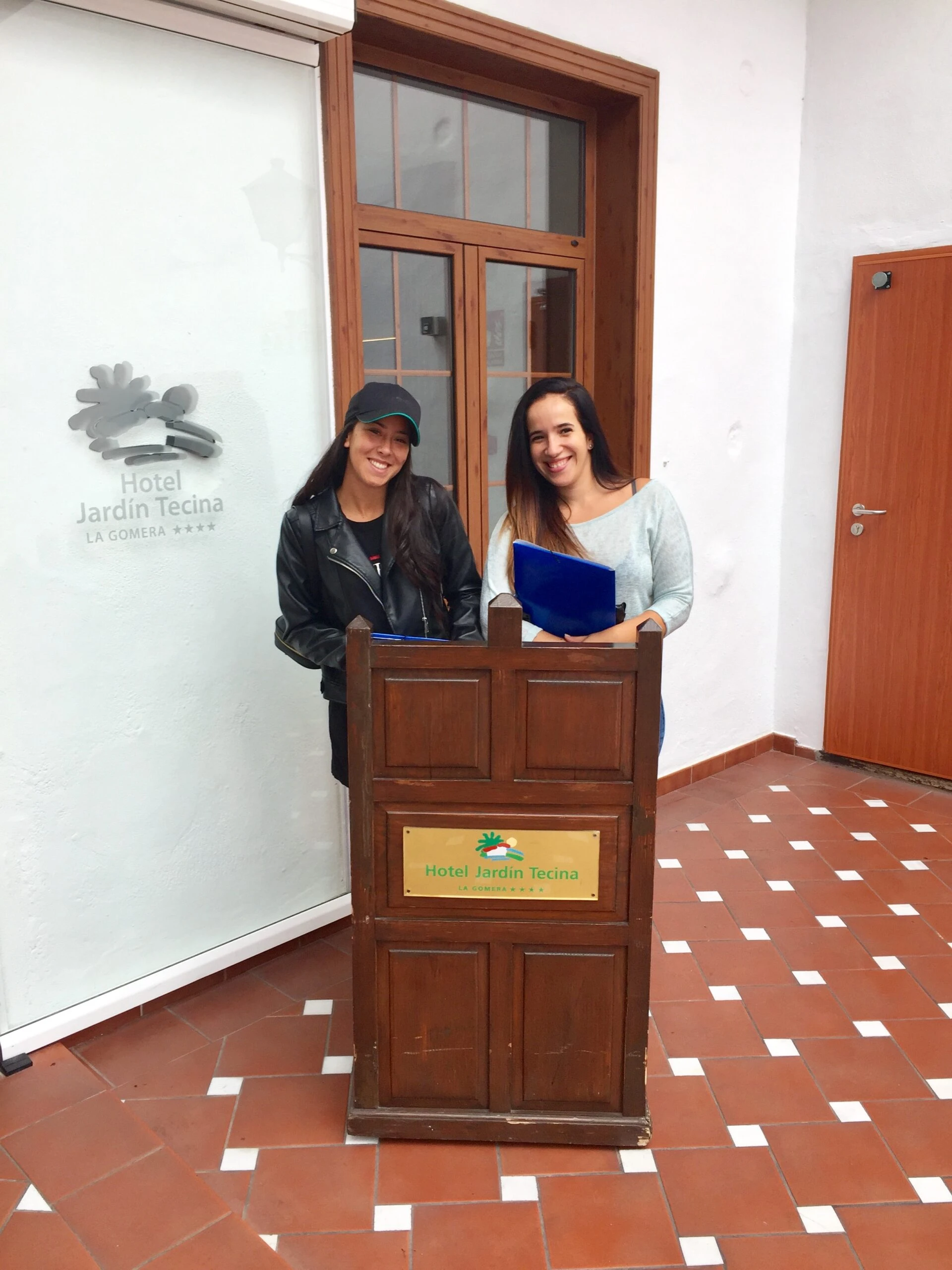 Clases de inglés para hostelería. Camareras de la formación en el Hotel Jardín Tecina en La Gomera