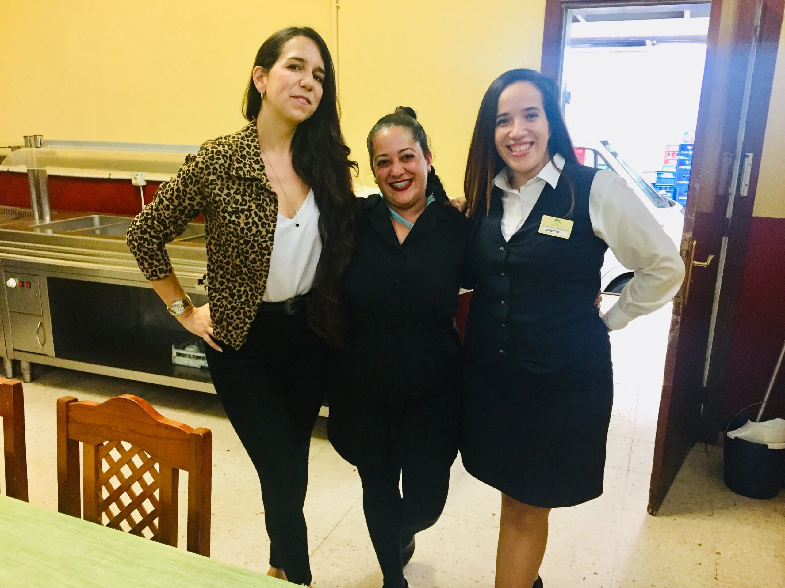 Lidia Chinea con las camareras de Hotel Jardín Tecina en La Gomera